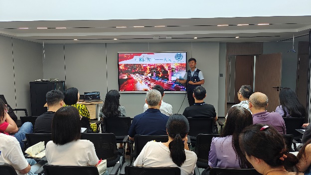 一群人在房間里
描述已自動(dòng)生成