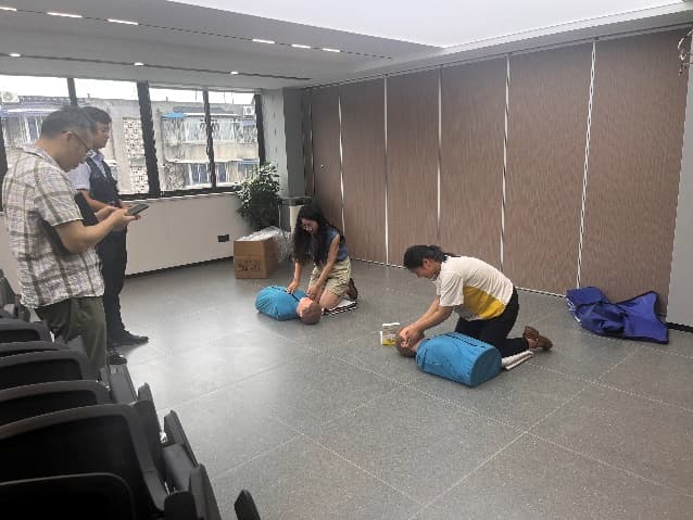 一群人在房間里
中度可信度描述已自動(dòng)生成