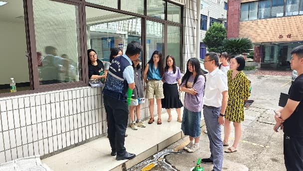 一群人站在建筑外面
描述已自動(dòng)生成