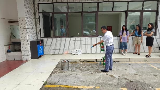 小孩們?cè)诮值郎?
中度可信度描述已自動(dòng)生成