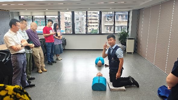 一群人在房間里
低可信度描述已自動(dòng)生成